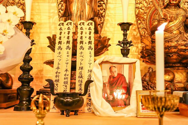 祭壇に飾られたチベット・ミャンマーの平和祈願と犠牲者追悼の卒塔婆、およびダライ・ラマ14世、パンチェン・ラマ11世の写真